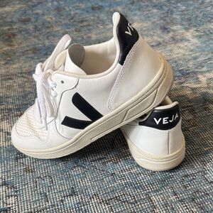 Veja v-10 White and Black Sneakers